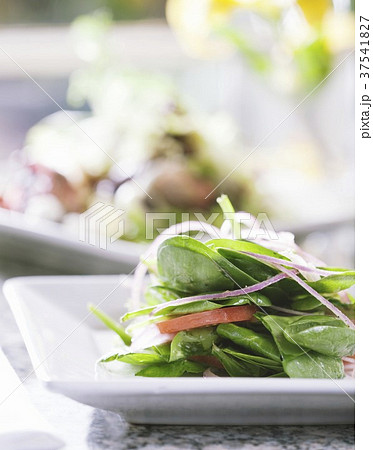 Single Serving of Spinach Salad with Onion and Tomato 37541827
