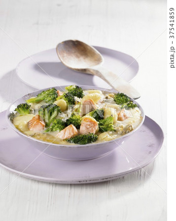 Gnocchi with salmon and broccoli in a creamy cheese sauce 37541859