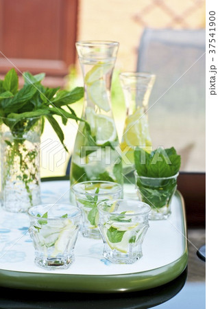 Lemonade with fresh mint 37541900