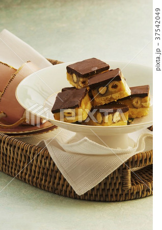 Caramel and hazelnut slices 37542049