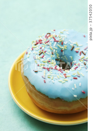 A blue-glazed doughnut decorated with sugar sprinkles 37542050