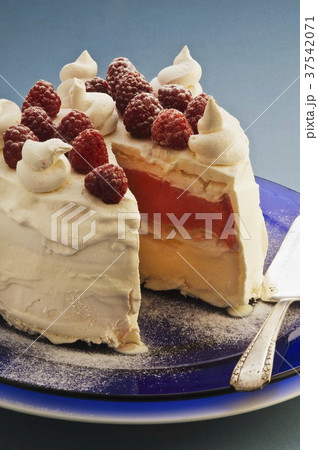 Pavlova semifreddo with raspberries 37542071