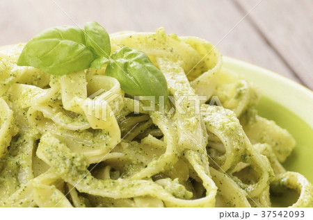 Tagliatelle with pesto and fresh basil (close-up) 37542093