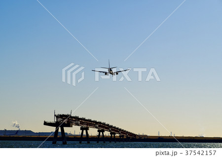 波立つ海の向こうの羽田　張り出した誘導灯　着陸態勢の旅客機 37542157