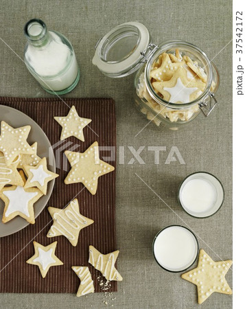 Lemon biscuits with icing sugar Lemon biscuits with icing sugar 37542172