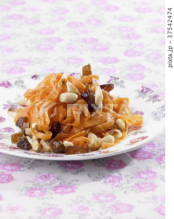 Carrot salad with dates and almonds 37542474