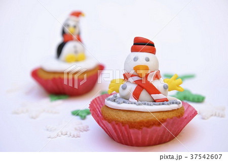 Cupcakes decorated with penguin fingurines 37542607