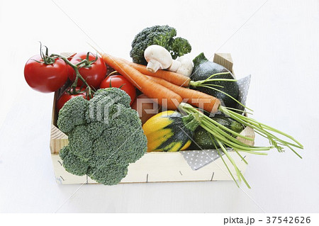 A box of organic vegetables 37542626