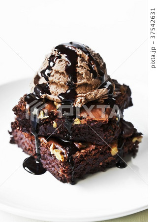 Chocolaty Brownie Ice Cream Sundae 37542631