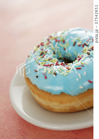 A blue-glazed doughnut decorated with sugar sprinkles 37542651