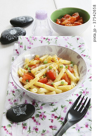 Rigatoni with raw tomatoes Rigatoni with raw tomatoes 37542658