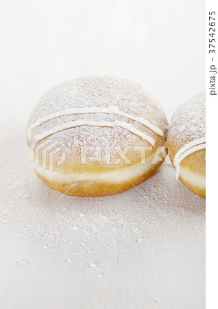 Doughnuts dusted with icing sugar Doughnuts dusted with icing sugar 37542675