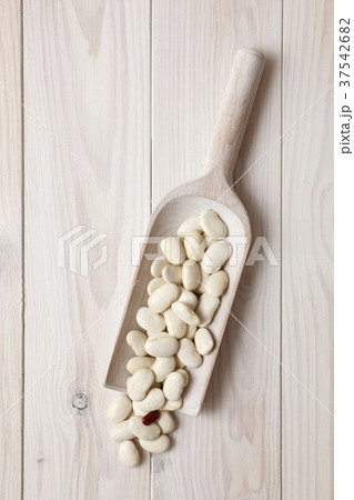 White beans on a wooden scoop 37542682