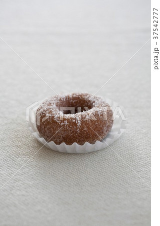 A sugared doughnut 37542777