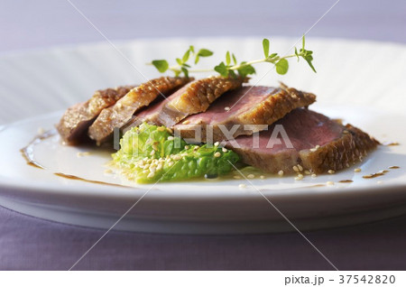 Duck breast with steamed Chinese cabbage 37542820