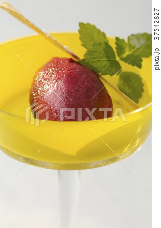 Sour cherry sorbet 37542827