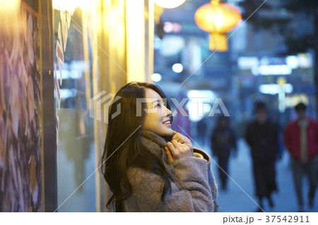 若い 上半身 商店街 37542911