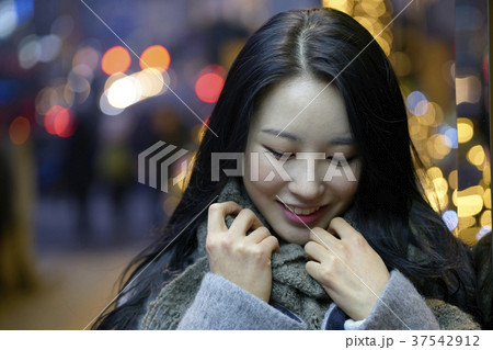 若い 上半身 商店街 37542912