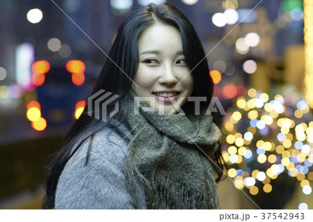 若い 上半身 商店街 37542943