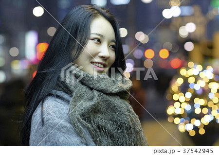 若い 上半身 商店街 37542945