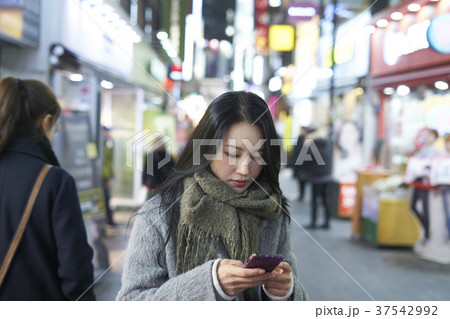 女性 人物 携帯電話 37542992