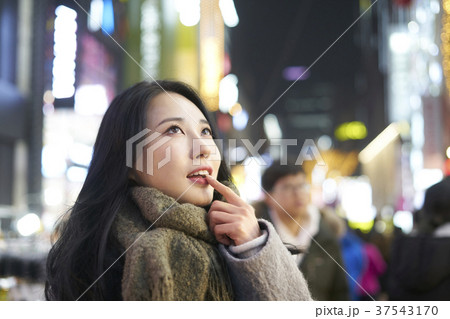 若い 上半身 商店街 37543170
