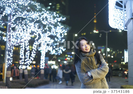 若い 上半身 商店街 37543186