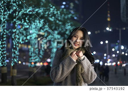 若い 上半身 商店街 37543192