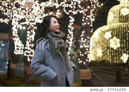 若い 上半身 商店街 37543200