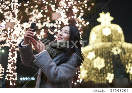 若い 上半身 商店街 37543202