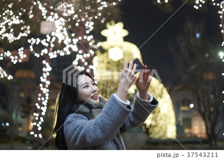 若い 上半身 商店街 37543211