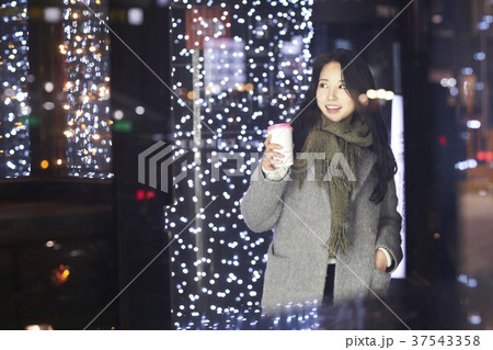 女性 人物 紙コップ 37543358