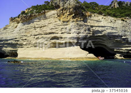 Sea steep coast 37545016