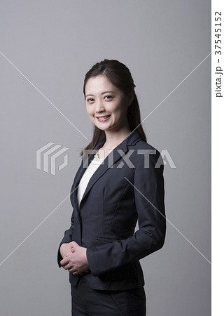スーツを着た若い女性のポートレート 37545152