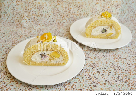 マンゴーロールケーキのカット Pieces Of Mango Roll Cake の写真素材