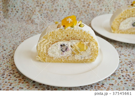 ヨーグルトクリーム入のマンゴーロールケーキ ヨーグルトクリーム入のマンゴーロールケーキ 37545661