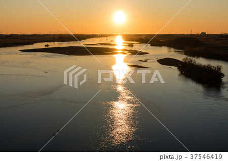 関東平野 利根川から昇る朝日の写真素材