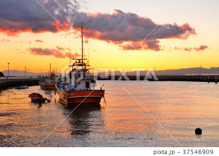 夕方の江の島片瀬漁港で釣りをする人の写真素材