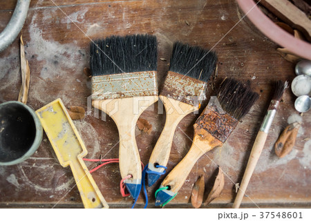 Set of dirty craft sculpting tools on wooden table 37548601