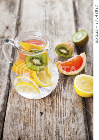 Refreshing ice cold water with lemon 37548937