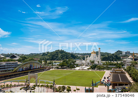 View to Sultan Omar Ali Saifuddin Mosque in Brunei 37549046