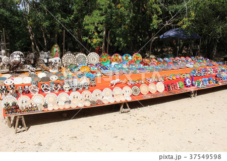 チチェンイツァのピラミッドにある土産物の露天 メキシコ チチェンイツァのピラミッドにある土産物の露天 メキシコ 37549598