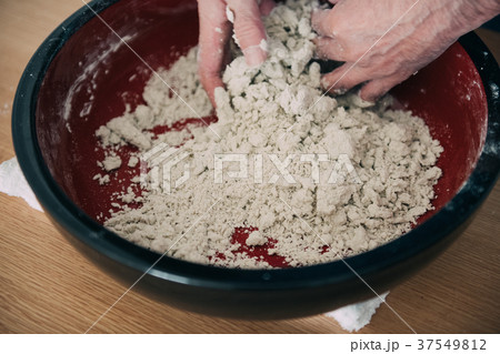 手打ち蕎麦 そば粉をこねる男性手元 手打ち蕎麦 そば粉をこねる男性手元 37549812