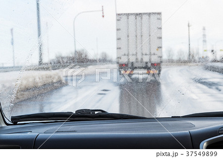 自動車運転　視界不良 37549899