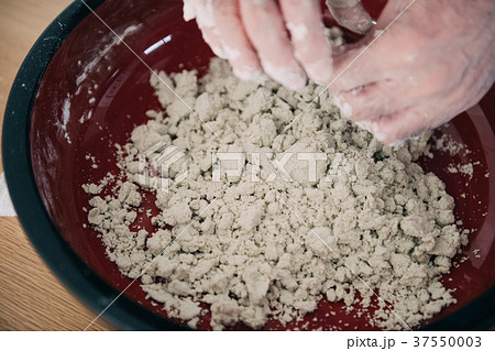 手打ち蕎麦　そば粉を混ぜる男性手元 37550003