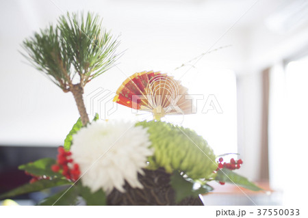 お祝いの花飾りを部屋に飾るの写真素材