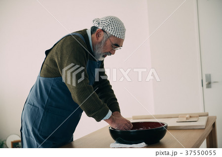 蕎麦打ち　蕎麦粉をこねるシニア男性 37550055