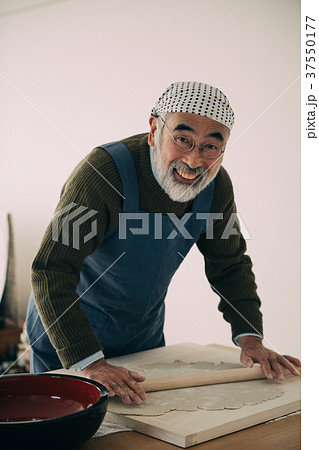 シニア男性のそば打ち　手打ち蕎麦 37550177