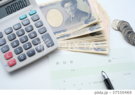 日本のお金と電卓と領収書 37550469