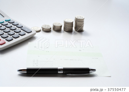 日本のお金と電卓と領収書 37550477